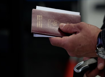 Britania sanksionon rrjetin nga Kosova, e akuzon për falsifikim dokumentesh për bandat kriminale