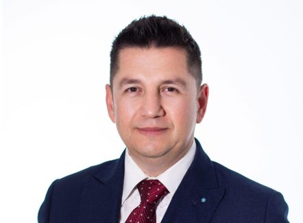 Kandidati i mbështetur nga opozita për Bashkinë Vlorë mbledh firmat që i duhen për zyrtarizim