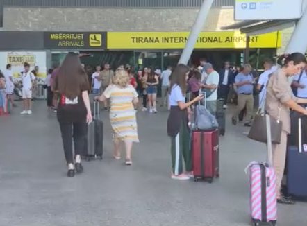 Në janar-shtator mbi 6.5 milionë dalje të shqiptarëve për pushime jashtë vendit
