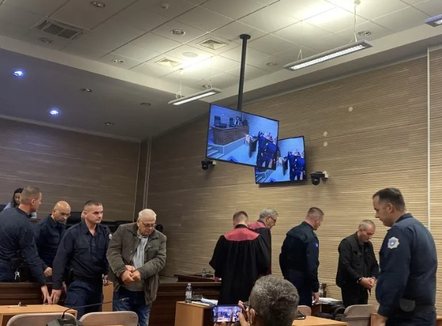 “Nuk jemi të gatshëm...” ndërpritet seanca gjyqësore ndaj ish-policëve serbë të akuzuar për krime lufte
