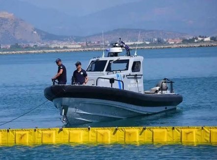 Shqiptari kërkon ndihmë në mes të detit, policia greke e gjen gomonen plot me kanabis