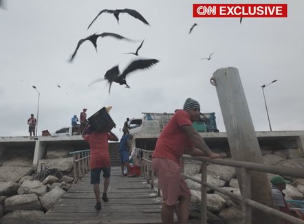 Peshkatarët trafikantë droge, CNN në Ekuador, familjarët kërkojnë të afërmit pas sulmeve