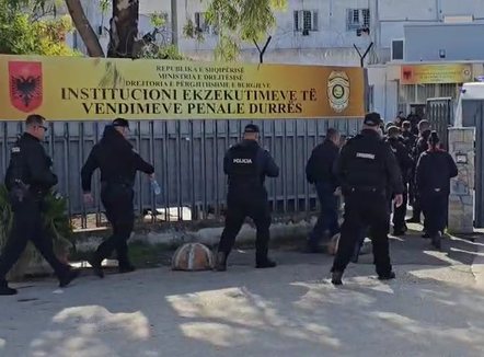 Gjenden 5 iPhone në burgun e Durrësit, ja kujt i përkisnin