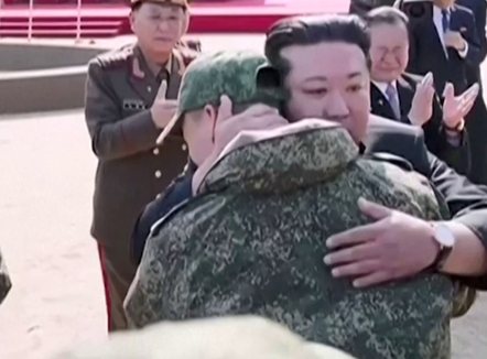 Në lot për ushtarët e vrarë në Rusi, por Kim Jong Un nuk i ndahet Putinit