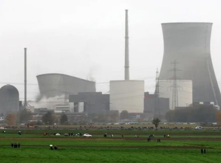 56 mijë tonë beton hi në pak sekonda, shemben dy kullat e termocentralit