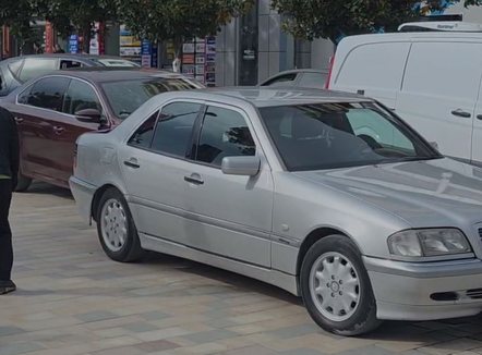 Përplasen dy automjete në qendër të Fierit, aksidentohet këmbësorja