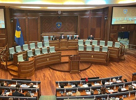 Nis me vonesë seanca e Kuvendit në Kosovë, a do të sigurojë Kurti votat e nevojshme?