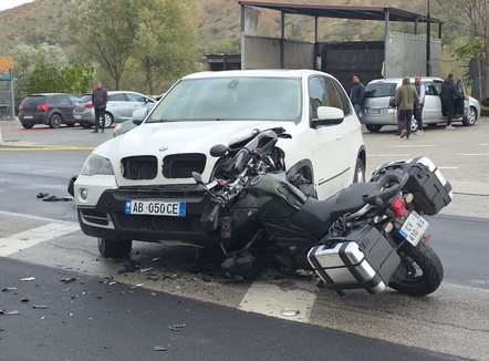 U përplasën nga një makinë në aksin Pogradec-Korçë, turistët francezë dërgohen drejt Traumës në Tiranë
