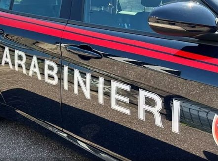 Burri godet me thikë të partnerin e ish-të dashurës, pastaj i vë flakën vetes dhe vdes