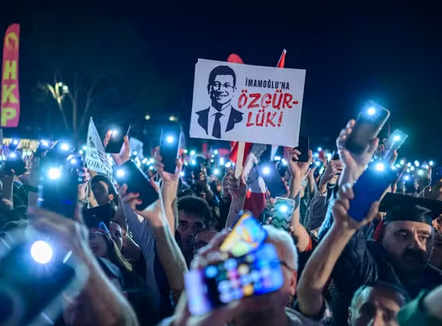Turqia e akuzon kryetarin e burgosur të Stambollit për “spiunazh politik”
