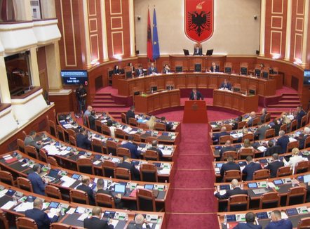 Dumani në Kuvend: Nën hetim 33-ish zyrtarë të lartë, rritje të numrit të dënimeve të formës së prerë