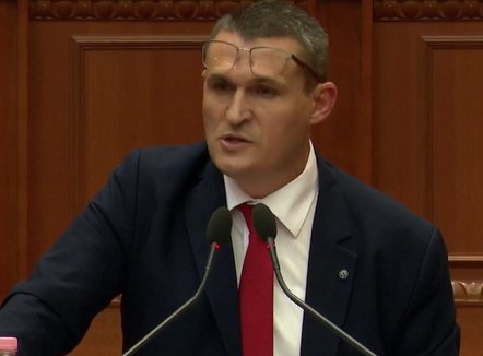 Dumani në Kuvend: Kriminelët shqiptarë bashkëpunojnë ngushtësisht me ata serbë e malazezë