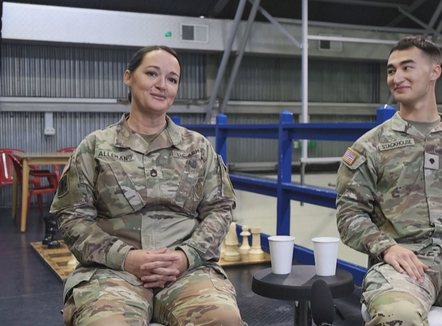 Dy breza nën uniformë, prindër dhe fëmijë ruajnë së bashku paqen në Kosovë