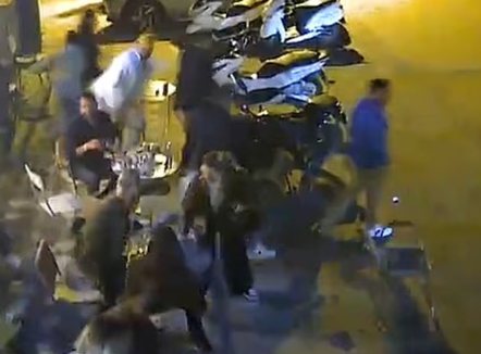 VIDEO| Banorë që vrapojnë dhe ndërtesa që dridhen, publikohen pamje nga tërmeti i fuqishëm në Turqi