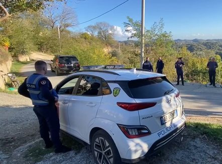 Vrau babanë me thikë, arrestohet djali 25-vjeçar