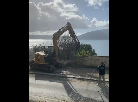 IKMT aksion në Lungomare: Hiqen 12 struktura pa leje, mure rrethuese dhe objekte shërbimi