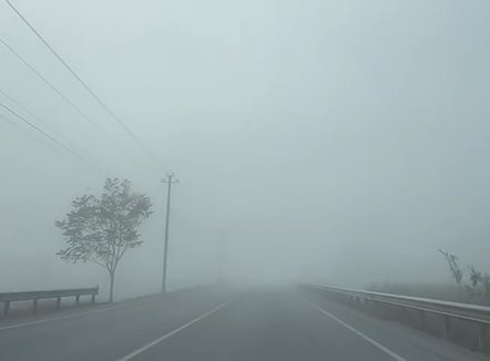 Mjegulla pushton aksin Korçë-Maliq, kërkohet kujdes nga drejtuesit e mjeteve