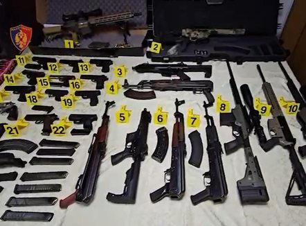 Zbulohet furgoni me armatim në qendër të Tiranës, kishte armë sa për një ushtri