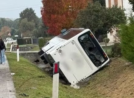 Autobusi i shkollës përplaset me një mjet, shoferit i ishte pezulluar patenta