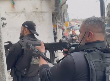 Lufta me bandat e drogës në Brazil, kaos në Rio. Dronë me bomba, 200 të shtëna në minutë dhe viktima