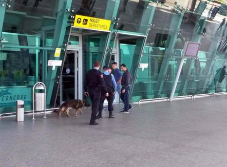 Zbulohen dy krehra armësh në aeroportin e Rinasit, ishin nisur nga Frankfurti drejt Koresë