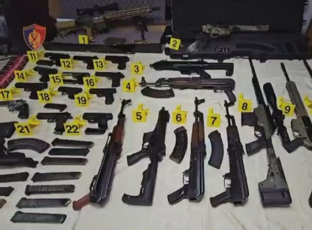 Policia zbulon bazë me arsenal armësh në Tiranë: Pranga 34-vjeçarit, në kërkim dy të tjerë