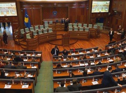 Kriza në Kosovë, rrezikohen pagat e mijëra qytetarëve