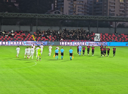 Me karafila të bardhë në tribunë, Flamurtari nderon adoleshentin që humbi jetën në aksident