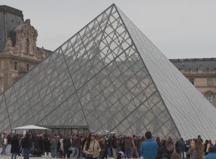 Xhevahirët nuk janë gjetur ende, policia franceze arreston 5 persona për grabitjen në Luvër