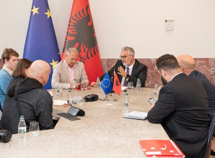 A rrezikon integrimin hetimi i zyrtarëve të lartë? Ministri Gogu iu përgjigjet gazetarëve austriakë