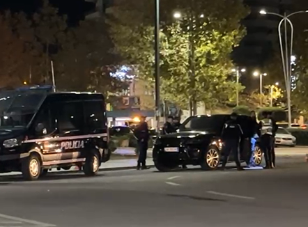 Aksion “blic” në Vlorë, kontrollohen makinat luksoze dhe me xhama të zinj