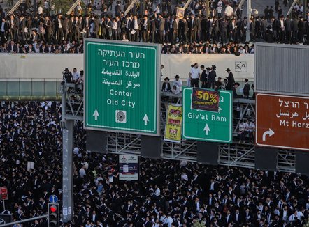 “Paralizohet” Jeruzalemi, rreth 200.000 hebrenjë ultra-ortodoksë në protestë, vdes një 15-vjeçar