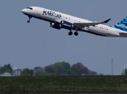 Avioni humb lartësinë dhe kryen ulje të detyruar, plagosen pasagjerët