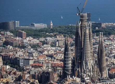 “Sagrada Familia”, zyrtarisht Kisha më e lartë në botë