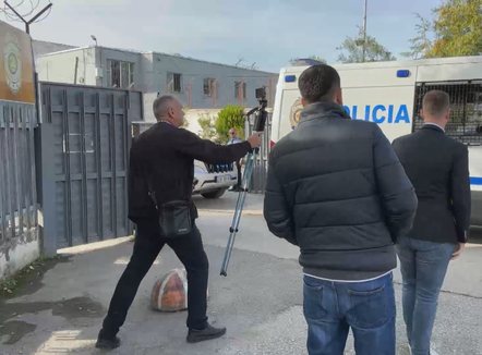 I mbuluar me kapuç dhe xhup, Erion Veliaj niset drejt Gjykatës Kushtetuese