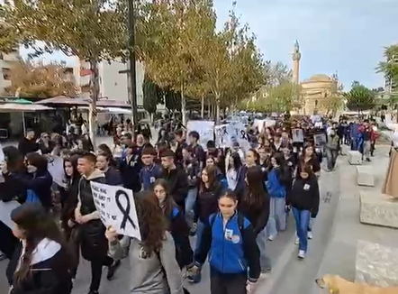 Aksidenti i mori jetën 17-vjeçarit, qindra qytetarë të Vlorës marshojnë në rrugët e qytetit