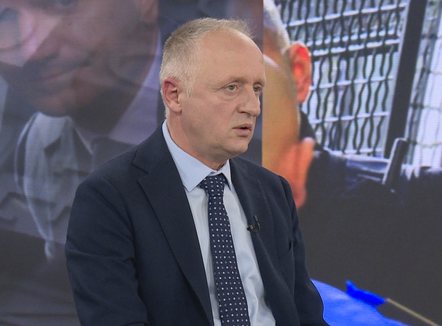 “Erion Veliaj është në betejë me të vetët”