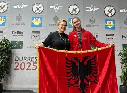 Enkileda Carja, kampione e trefishtë e Europës në peshëngritje