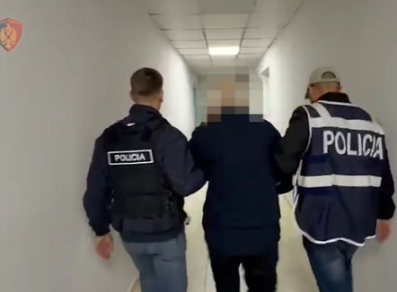 Arrestohet mjeku imazherist në Fier, i gjenden zarfe me mijëra euro dhe paund në shtëpi