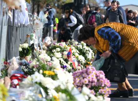 16 minuta heshtje në nderim të viktimave të tragjedisë, mijëra qytetarë e studentë mblidhen në Novi Sad