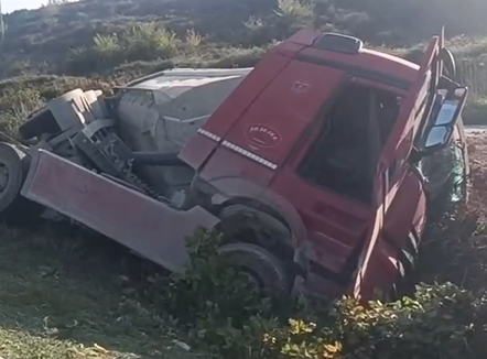 Del nga rruga mjeti i tonazhit të rëndë në aksin Lushnjë-Berat, plagoset rëndë drejtuesi