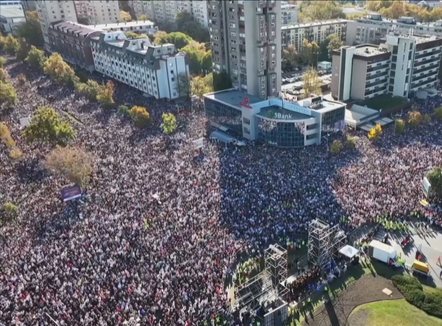 1 vit nga tragjedia në Serbi. Me mijëra marshojnë drejt Novi Sadit, Vuçiç tregon pendesë