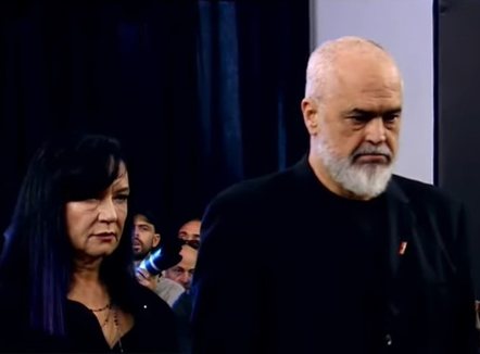 I shoqëruar nga bashkëshortja, kryeministri Rama i bashkohet homazheve për Fatos Nanon