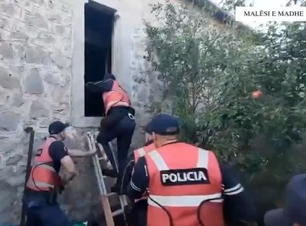 Zbulohen në Malësi të Madhe 3 ambiente për kultivim narkotikësh, arrestohen 2 shtetas dhe ndalohen disa punonjës të OSHEE