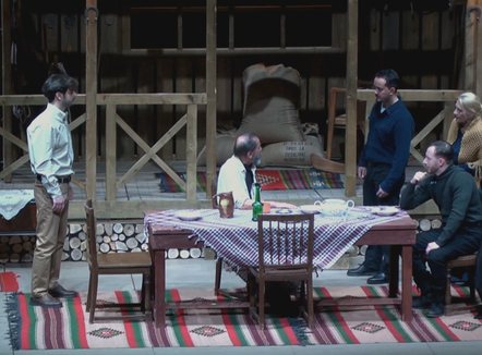 Një teatër i vërtetë në Korçë, premiera “përtej horizontit” emocionon publikun dhe aktorët