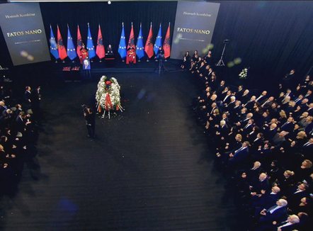 Lamtumirë Fatos Nano! Mijëra të pranishëm në ceremoninë mortore