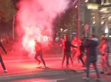 Natë zjarri në Beograd, përleshje mes mbështetësve dhe kundërshtarëve të Vuçiç, dhjetëra të arrestuar