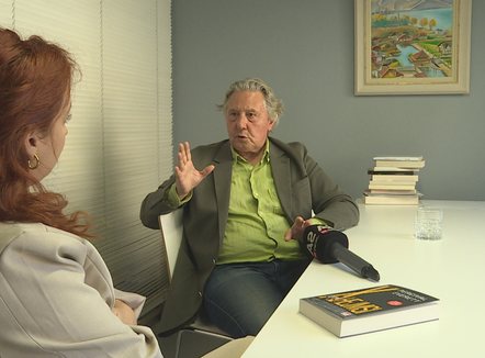 Rikthehet Hakëlberi Fin, Virgjil Muçi përkthen fituesin e çmimit “Pulitzer”