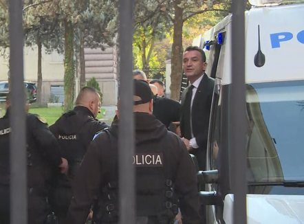 Legjitim edhe pas hekurave, Tirana mbetet e Veliajt, Kushtetuesja kundër Ramës e Begajt