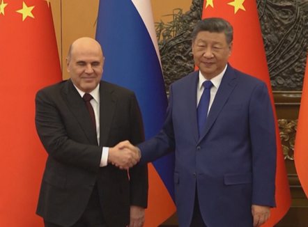 “Aleanca jonë, zgjedhje strategjike”. Kina dhe Rusia forcojnë lidhjet, Jinping pret Mishustin në Pekin